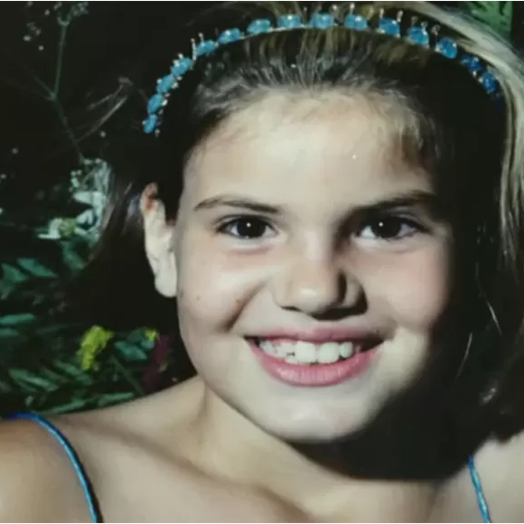 Infância de Camila Queiroz: a estrela sempre gostou de brincar de modelar e fazia os vizinhos assisti-la, além de já imitar personalidades da TV