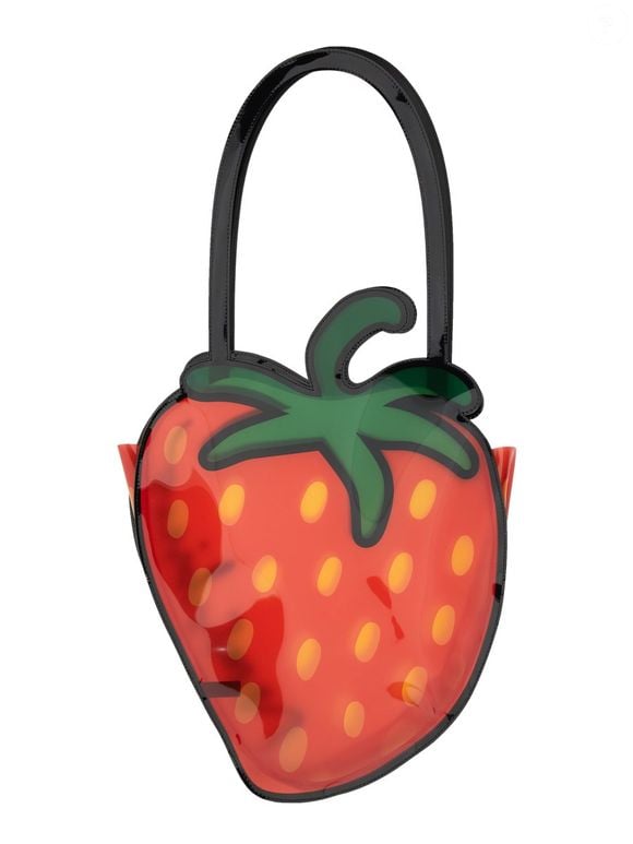 Conhecida por unir humor, provocação e sofisticação, a Moschino apresentou uma bolsa em formato de morango