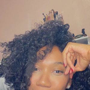 O corte de Maria de Fátima, de 'Vale Tudo', possibilita que Victoria Souza use o cabelo mais definido, como na foto, ou mais natural