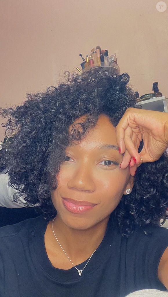 O corte de Maria de Fátima, de 'Vale Tudo', possibilita que Victoria Souza use o cabelo mais definido, como na foto, ou mais natural