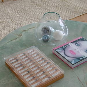 Taís Araújo e Lázaro Ramos também mantém um livro de fotografias da cantora Rihanna em uma mesa de centro na sala