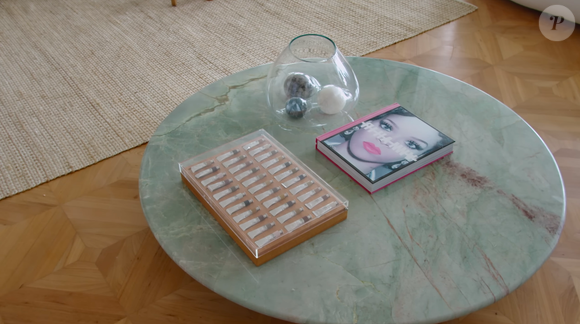 Taís Araújo e Lázaro Ramos também mantém um livro de fotografias da cantora Rihanna em uma mesa de centro na sala