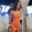 O vestido de tricô na cor salmão usado por Bruna Marquezine na Bahia é a peça-desejo para quem quer um verão confortável e estilosa; descubra preço!