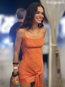 O vestido de tricô na cor salmão usado por Bruna Marquezine na Bahia é a peça-desejo para quem quer um verão confortável e estilosa; descubra preço!