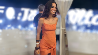 O vestido de tricô na cor salmão usado por Bruna Marquezine na Bahia é a peça-desejo para quem quer um verão confortável e estilosa; descubra preço!