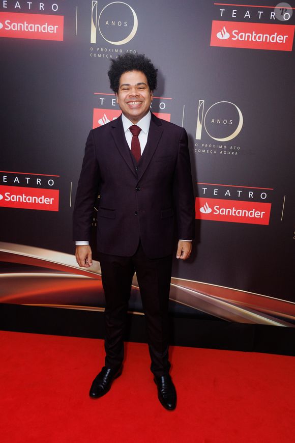 Robson Nunes foi à festa de 10 anos do teatro Santander, em SP