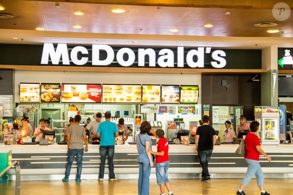 Além das gigantescas filas, grande parte dos consumidores estavam jogando os lanches do McDonald's no lixo sem consumí-los