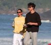 Bruna Marquezine e Shawn Mendes aproveitaram a manhã desta quinta-feira (16) com um café da manhã na praia de São Conrado, no Rio de Janeiro