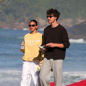 Bruna Marquezine e Shawn Mendes aproveitaram a manhã desta quinta-feira (16) com um café da manhã na praia de São Conrado, no Rio de Janeiro
