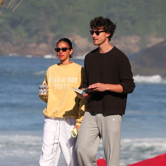 Bruna Marquezine e Shawn Mendes aproveitaram a manhã desta quinta-feira (16) com um café da manhã na praia de São Conrado, no Rio de Janeiro