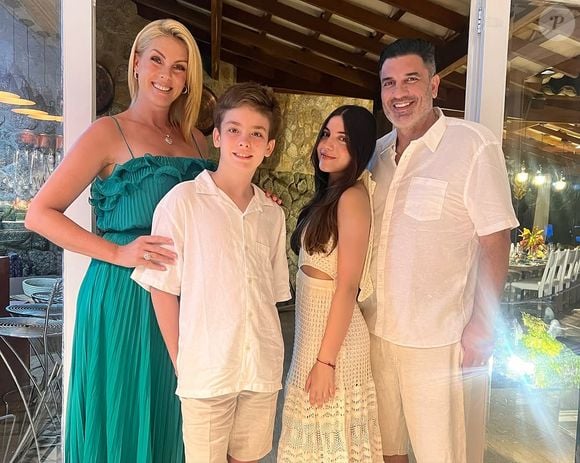 Ana Hickmann passou a virada de ano com um vestido verde de alças finas, com detalhe para o babado na parte superior.