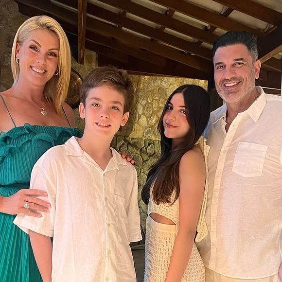 Ana Hickmann passou a virada de ano com um vestido verde de alças finas, com detalhe para o babado na parte superior.