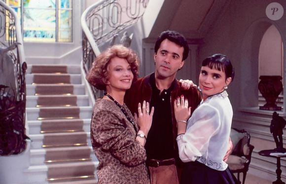 Novela 'Rainha da Sucata': Laurinha (Gloria Menezes) e Maria do Carmo (Regina Duarte) eram rivais na disputa por Edu (Tony Ramos)