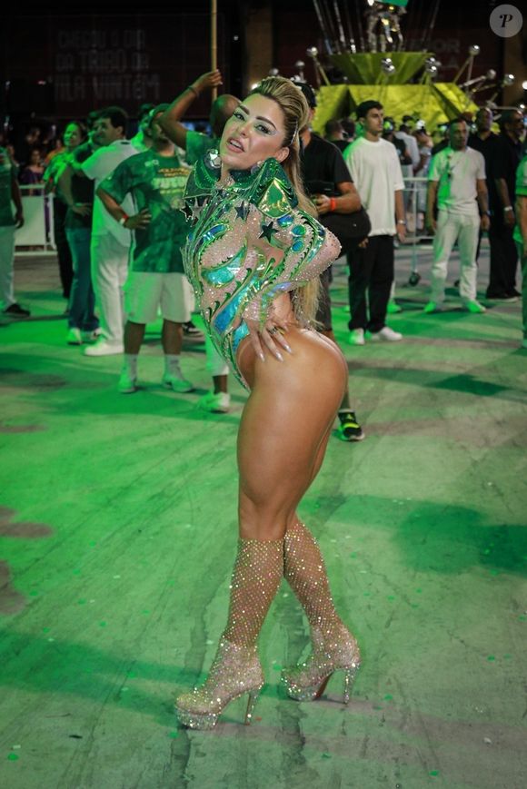 Desfiles de Carnaval 2025 RJ: desfile da terça-feira 4 de março de 2025 começa com a Mocidade Independente, com a rainha de bateria Fabíola Andrade