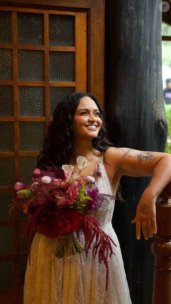 Luiza Martins elegeu um vestido de noiva com decote em V