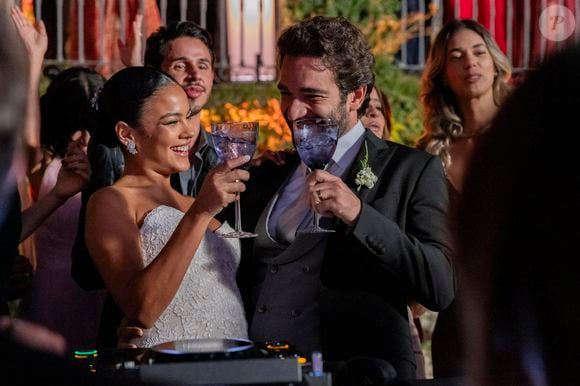 Em 'Vale Tudo', Fátima (Bella Campos) e Afonso (Humberto Carrão) se casam e curtem a festa com o DJ Alok.