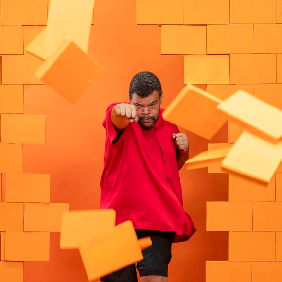 Babu Santana aparece atrás, mas ainda muito próximo: ator tem 43,45% dos votos