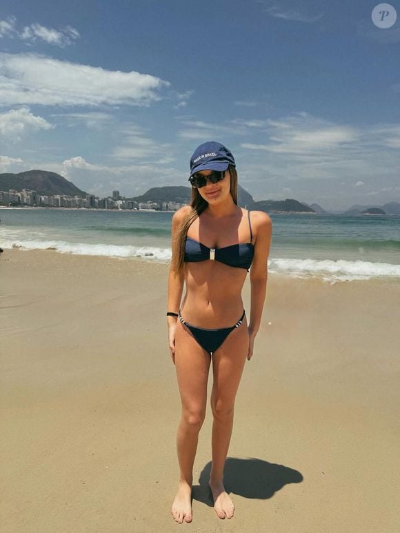 Rafaella Justus elegeu um biquíni azul-marinho de top reto com alças finas e detalhe metálico central