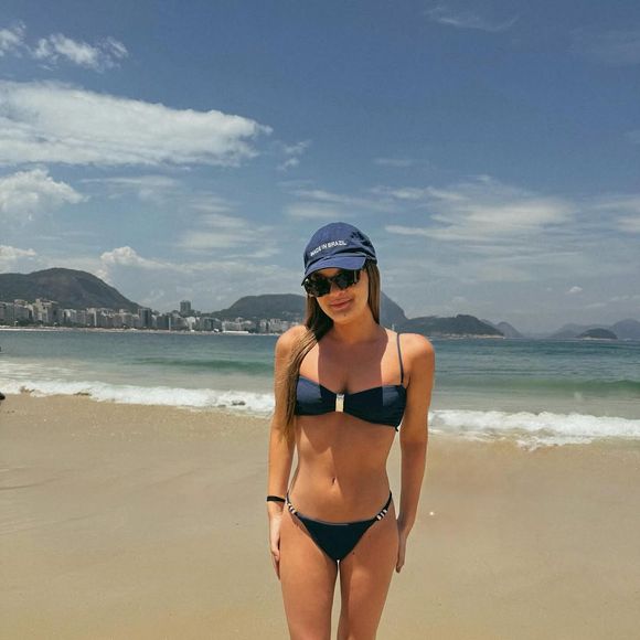 Rafaella Justus elegeu um biquíni azul-marinho de top reto com alças finas e detalhe metálico central