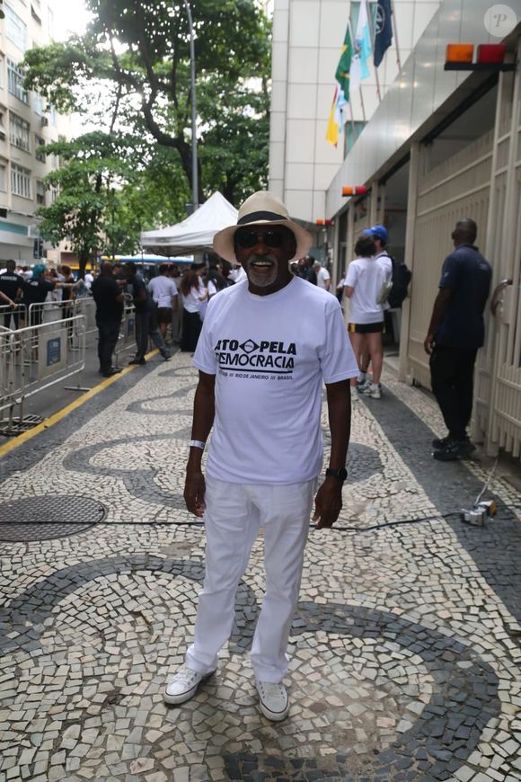 Antonio Pitanga no Ato Musical pela Democracia, em Copacabana