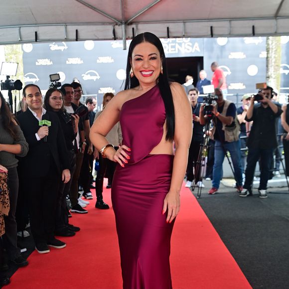 A ajudante de palco do Ratinho, marcou presença no tapete vermelho do SBT nesta quarta-feira (23) para a  55ª edição do Troféu Imprensa