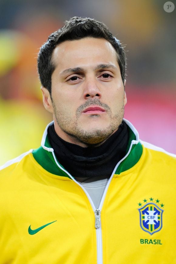 Júlio César Soares de Espíndola é um ex-goleiro brasileiro, considerado um dos maiores da história na posição. Ele defendeu a Seleção Brasileira em três Copas do Mundo: 2006 (Alemanha), 2010 (África do Sul) e 2014 (Brasil)