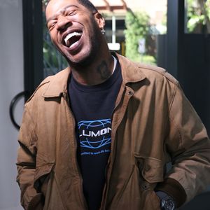 Kid Cudi decidiu voltar para casa e, ao chegar ao local, encontrou sinais de arrombamento, itens revirados e seu cachorro trancado no banheiro
