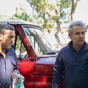 Bastidores sem conflitos: Belo, interprete de Misael, nega qualquer mal-estar nas gravações e rasga elogios ao colega de elenco Marcos Palmeira (Joaquim)