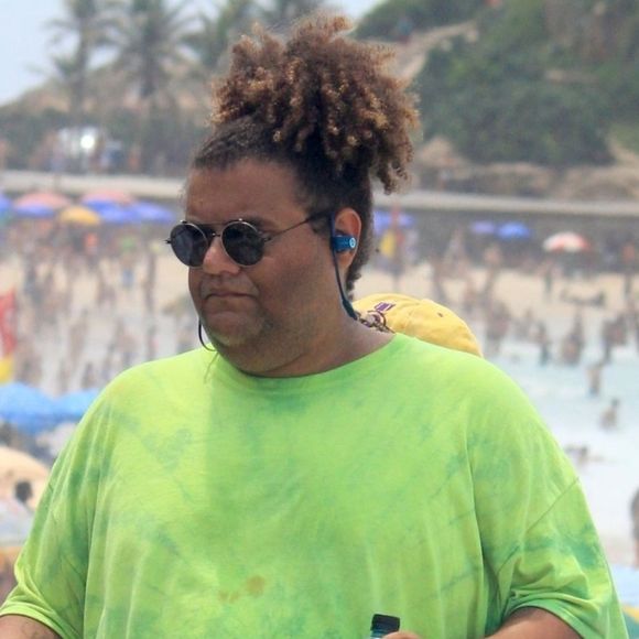 Gominho, amigo de Preta Gil, passa por transformação no corpo após perda de 50 kg. Veja antes e depois.