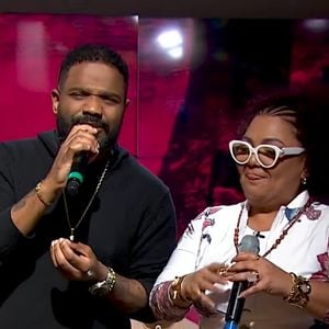 Arlindinho ao lado da mãe Babi Cruz canta sucessos do pai no dia da despedida e comove fãs