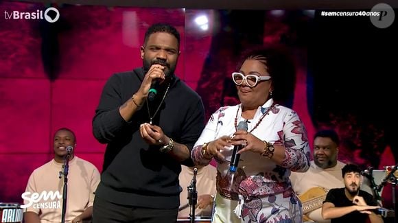 Arlindinho ao lado da mãe Babi Cruz canta sucessos do pai no dia da despedida e comove fãs