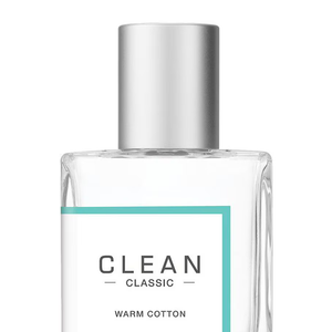 Clean Classic Warm Cotton (Clean) 30ml | R$ 319,00 é descrito como um perfume leve, casual e confortável. A proposta da linha é reproduzir o cheiro de camisetas limpas e lençóis recém-lavados, um tipo de fragrância que costuma agradar quem prefere perfumes discretos e suaves