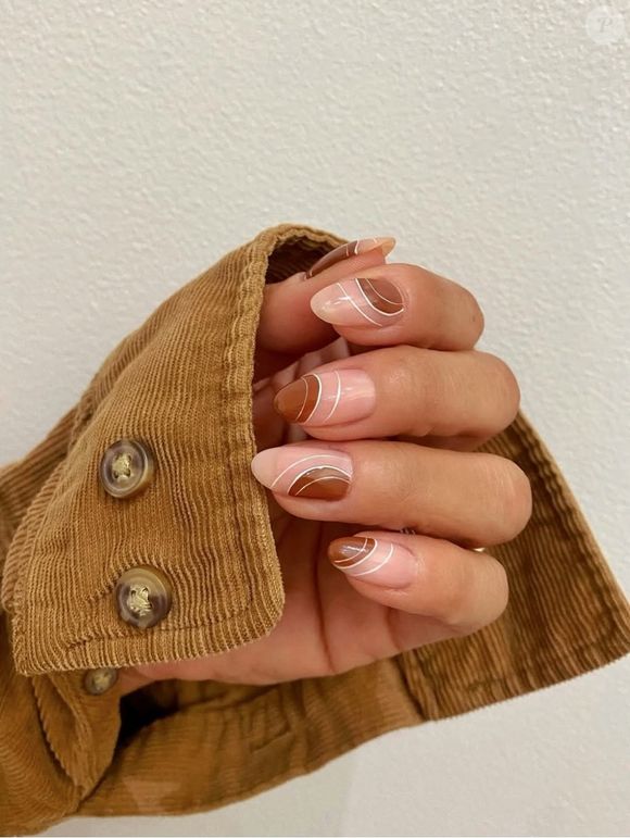 Unhas cor de caramelo, inspiradas em perfumes gourmand, são as manicures perfeitas para as festas de fim de ano