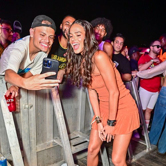 Bruna Marquezine ainda esbanjou simpatia ao posar para fotos com fãs no evento