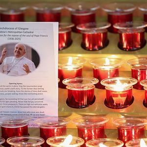Glasgow, Escócia: católicos acendem velas para o Papa Francisco na Catedral Metropolitana de Santo André