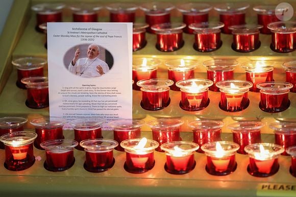 Glasgow, Escócia: católicos acendem velas para o Papa Francisco na Catedral Metropolitana de Santo André