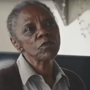 Na novela ‘Vale Tudo’, Nice é a mulher responsável por cuidar de Leonardo, o filho com deficiência que a vilã rejeita