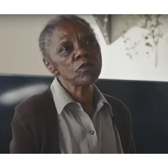 Na novela ‘Vale Tudo’, Nice é a mulher responsável por cuidar de Leonardo, o filho com deficiência que a vilã rejeita