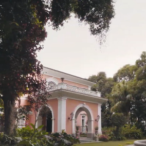 Em entrevista à revista Quem, Paulo Marinho, pai de Giulia Be e diretor do Instituto Brando Barbosa, explicou que o almoço do casamento seria realizado na área externa do palacete, com um toldo para prevenir eventuais problemas em caso de chuva. Segundo o empresário, a proposta era valorizar o próprio ambiente, sem uma grande decoração adicional, e receber os convidados com música brasileira ao vivo