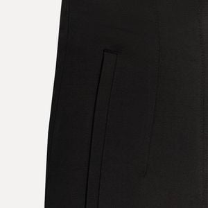 O linho aparece como protagonista na nova calça da Zara, que mistura sofisticação e frescor em uma modelagem inspirada no estilo old money. A peça custa R$ 439,00.