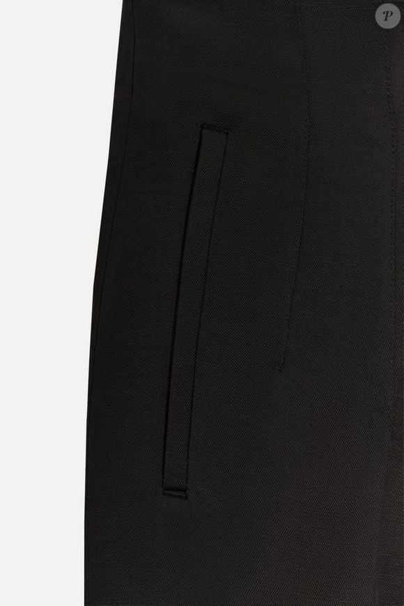 O linho aparece como protagonista na nova calça da Zara, que mistura sofisticação e frescor em uma modelagem inspirada no estilo old money. A peça custa R$ 439,00.