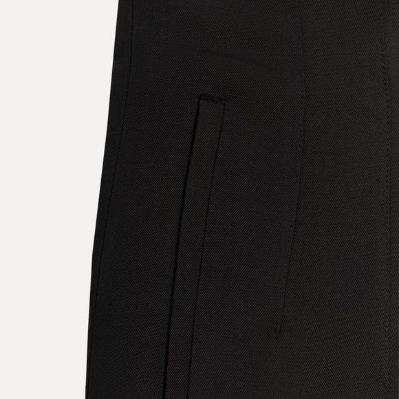 O linho aparece como protagonista na nova calça da Zara, que mistura sofisticação e frescor em uma modelagem inspirada no estilo old money. A peça custa R$ 439,00.