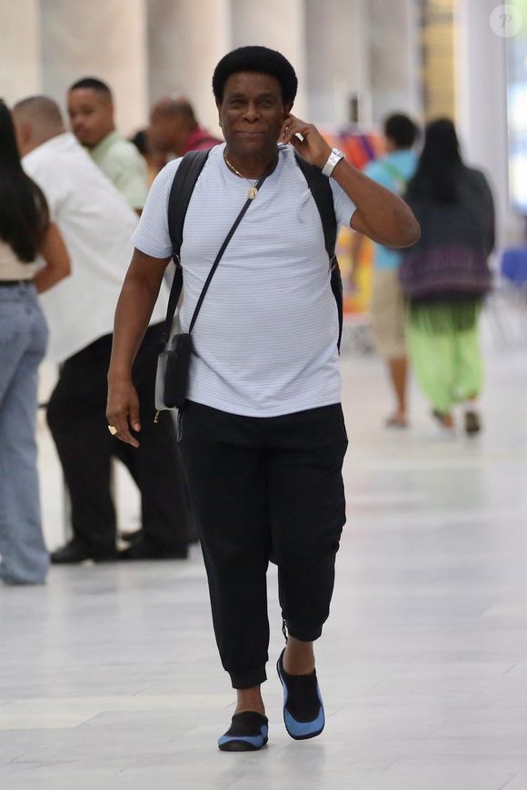 Mesmo com a idade já avançada, Neguinho da Beija-Flor não aparenta ter 75 anos