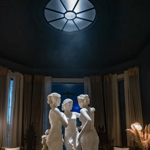 O capítulo de terça-feira (4) promete fortes emoções e um clima de suspense com Gerluce escapando por pouco do flagrante de Arminda ao cômodo das estátuas cheias de dinheiro