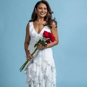 Dira Paes é Lígia em 'Três Graças'. A atriz é baixinha e tem 1,63m de altura