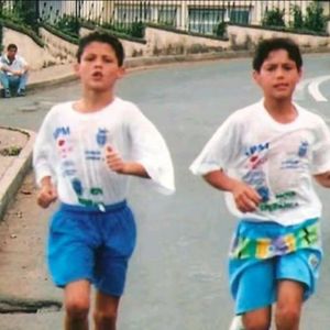 Nesta foto, Cristiano Ronaldo apareceu ao lado de um amigo de infância correndo em uma rua