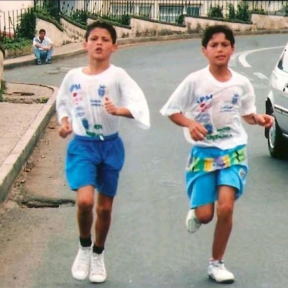 Nesta foto, Cristiano Ronaldo apareceu ao lado de um amigo de infância correndo em uma rua