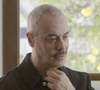 Marco (Guilherme Weber) tem briga feia com Osmar (Milhem Cortaz) por causa de Violeta (Isabel Teixeira) em Volta por Cima