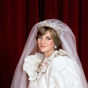 A icônica tiara de Princesa Diana no seu casamento é objeto de desejo de muitas mulheres