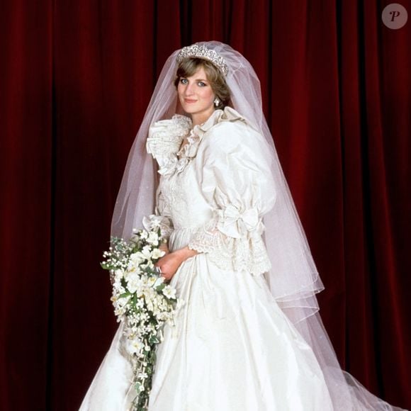 A icônica tiara de Princesa Diana no seu casamento é objeto de desejo de muitas mulheres